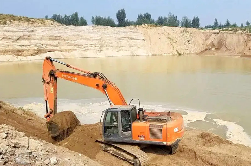 非法采砂造成河堤受损